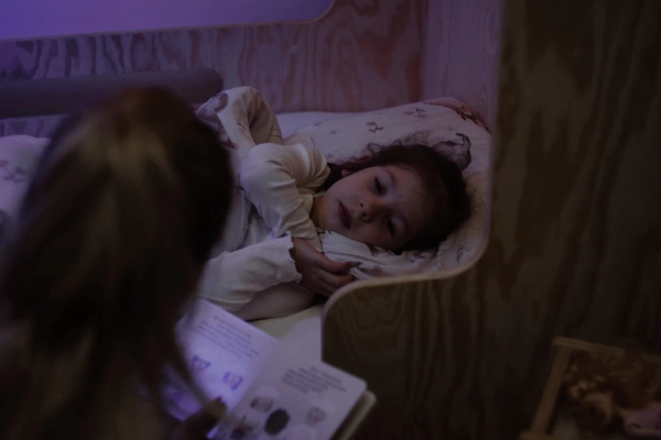 Oświetlenie przy łóżku dziecka: Jak wybrać idealną lampkę nocną?